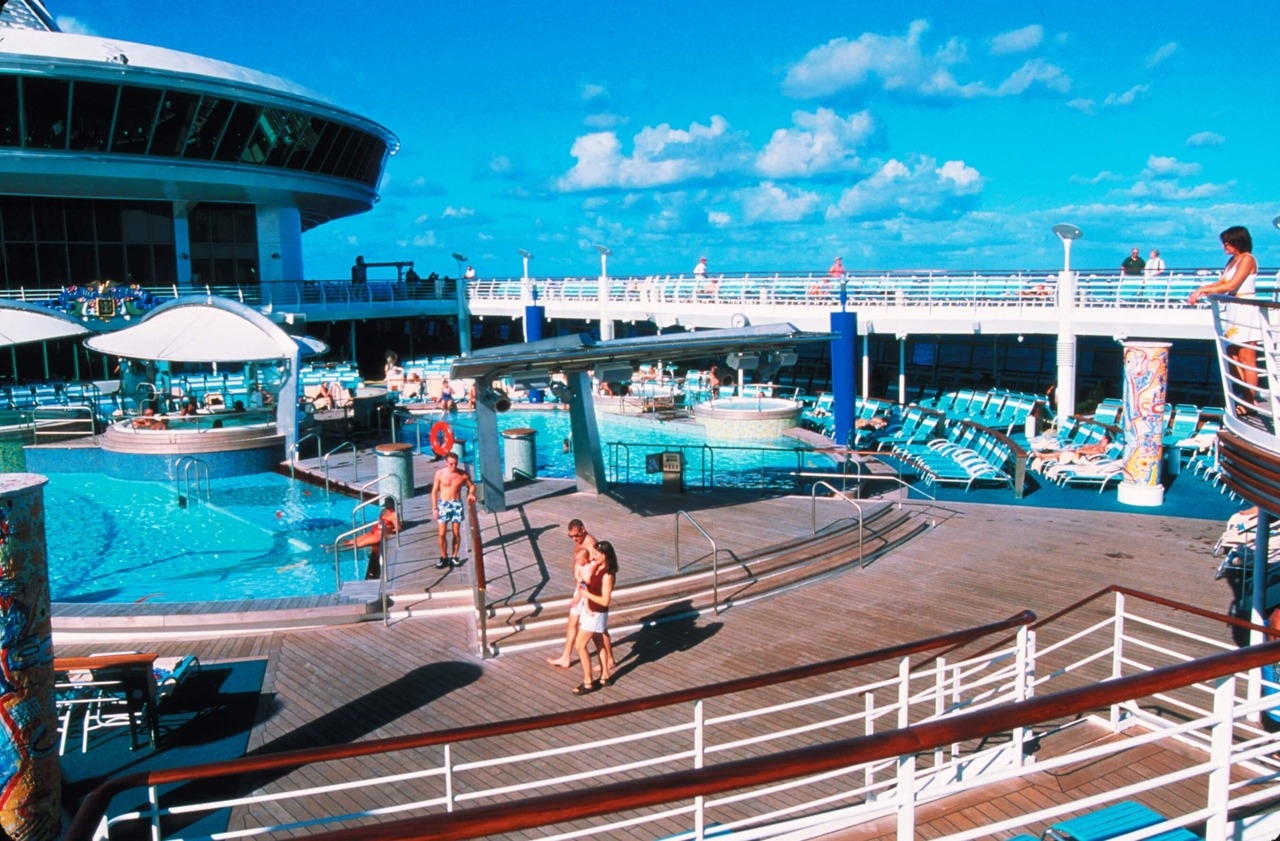 Круїзний лайнер Adventure of the Seas - Бассейн, соляриум (Solarium)