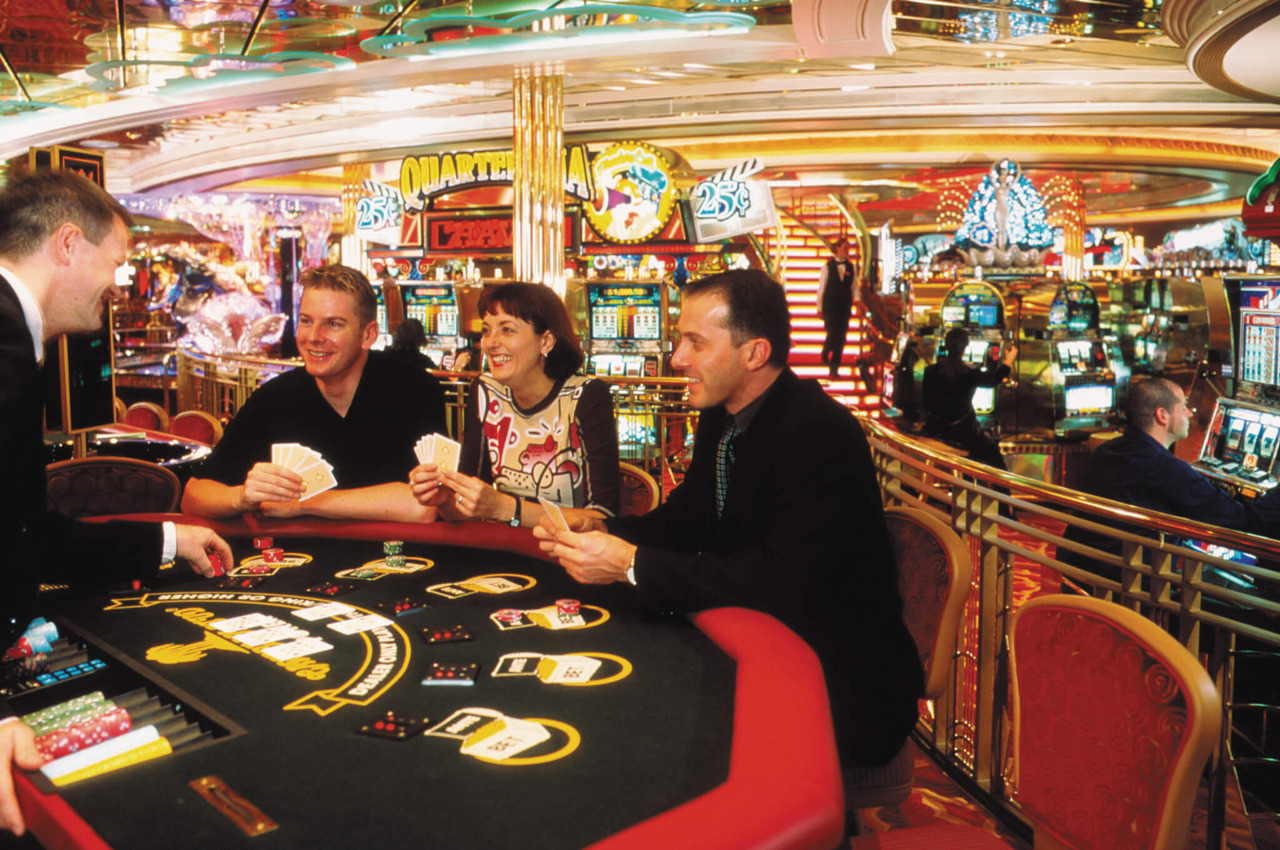 Круїзний лайнер Adventure of the Seas - Казино (People Gambling)