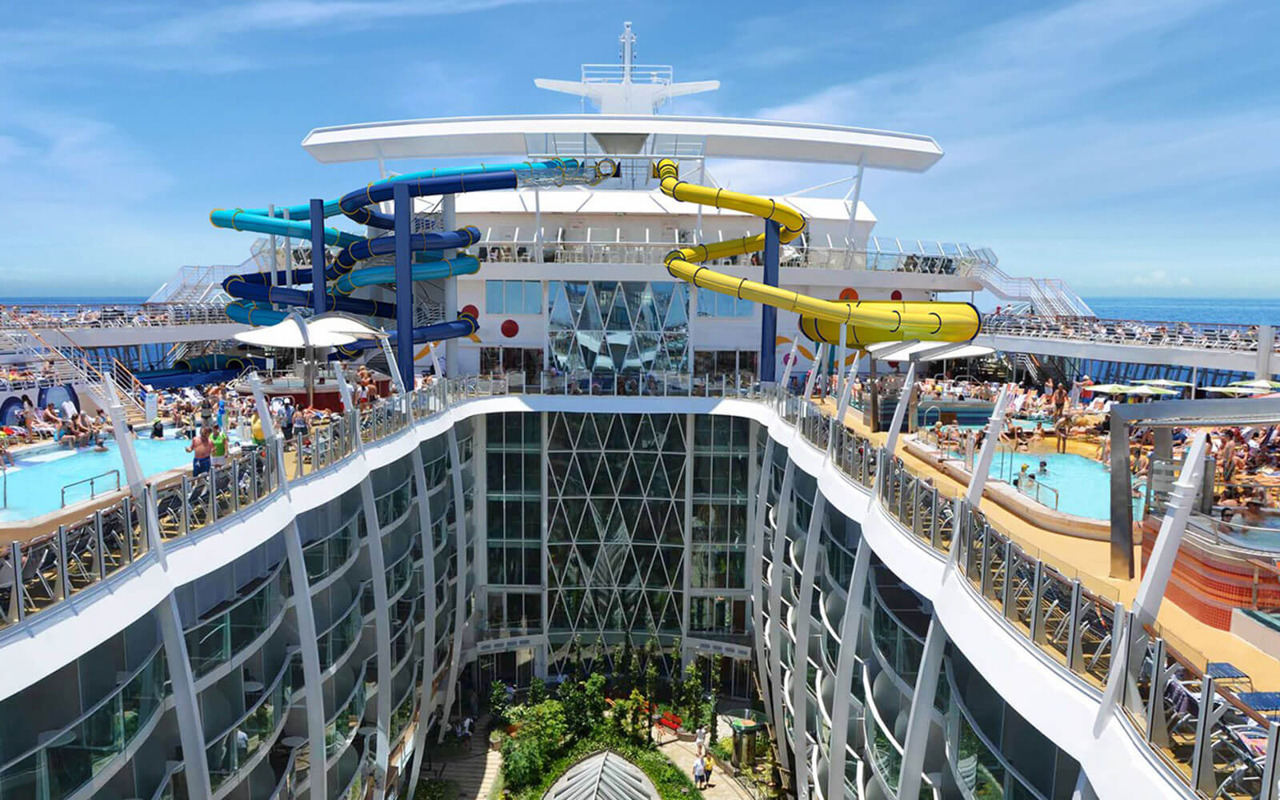 Круїзний лайнер Harmony of the Seas - Вид на прогулочную зону лайнера