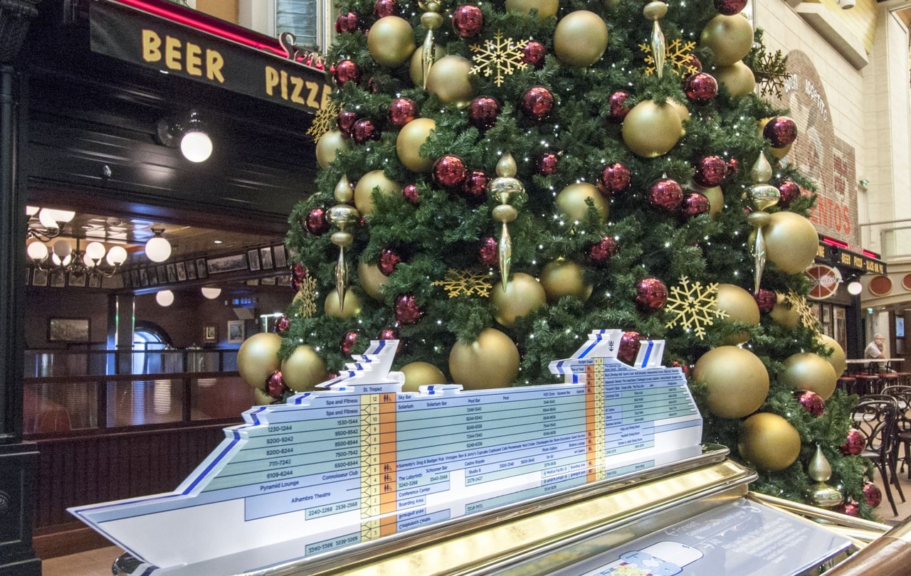 Круїзний лайнер Independence of the Seas - RCI_Independence_Christmas_Promenade-8