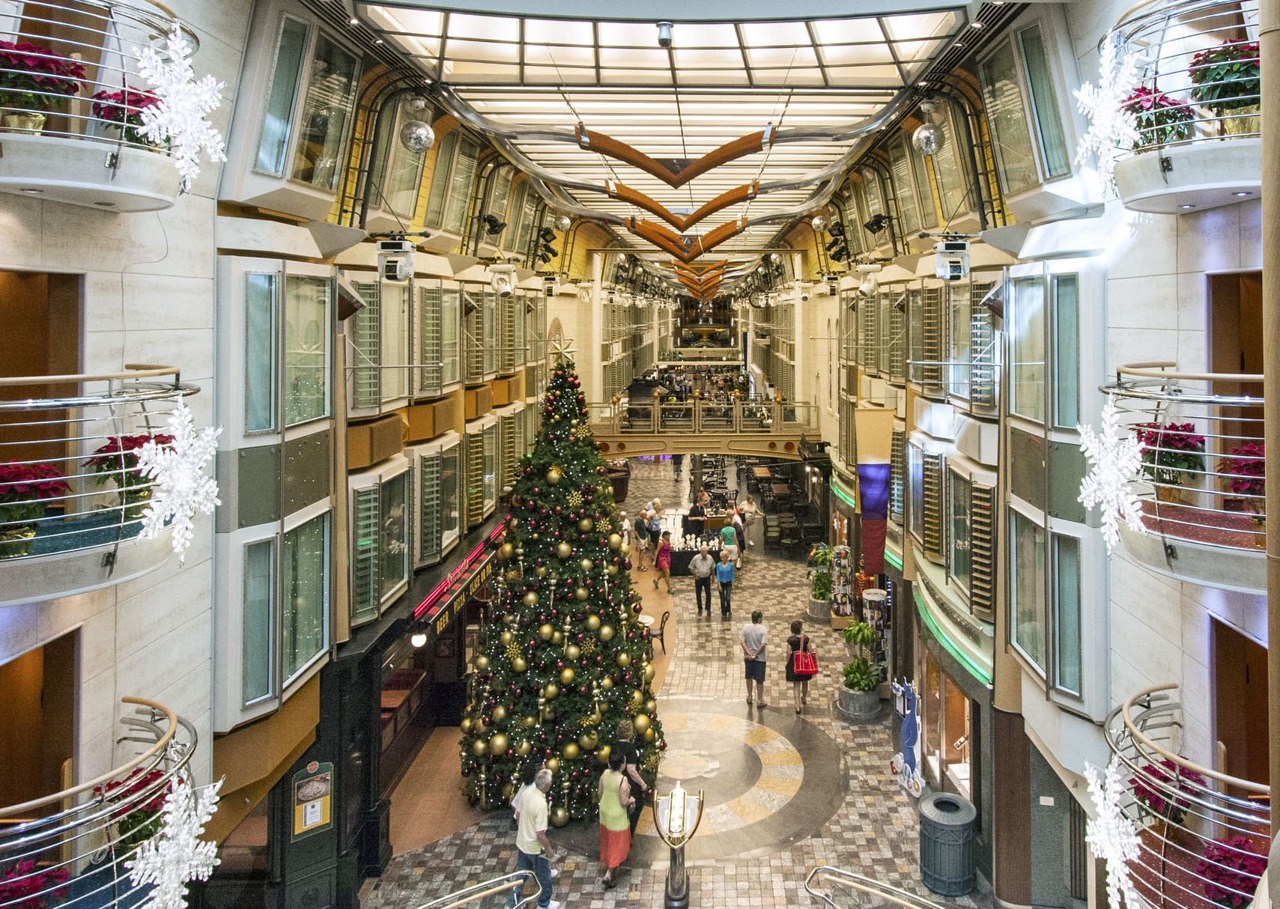 Круїзний лайнер Independence of the Seas - RCI_Independence_Christmas_Promenade-40_edit