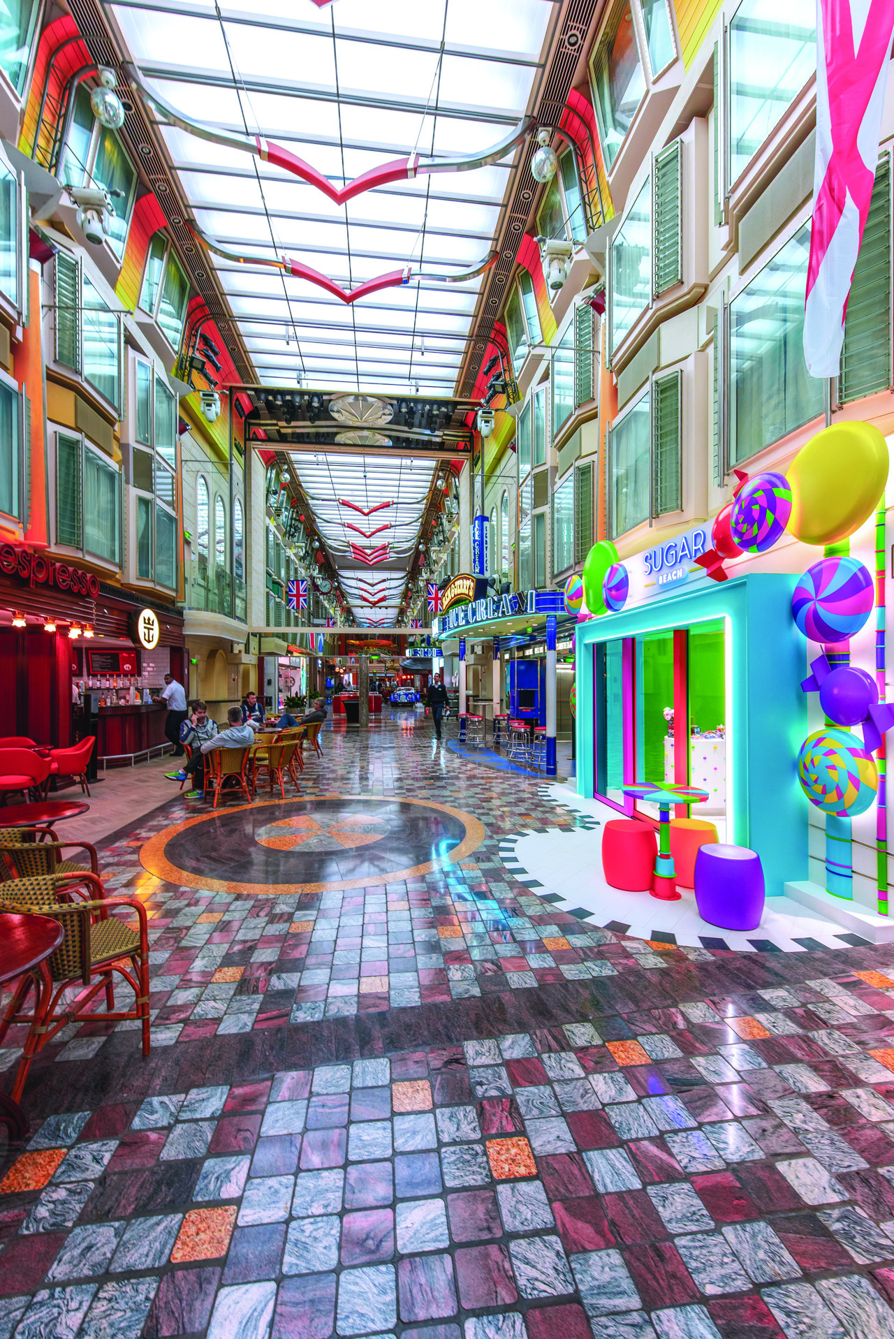 Круїзний лайнер Independence of the Seas - RCI_ID_UK_2018_Russ_SugarBeach_Promenade_2402_RET_CMYK