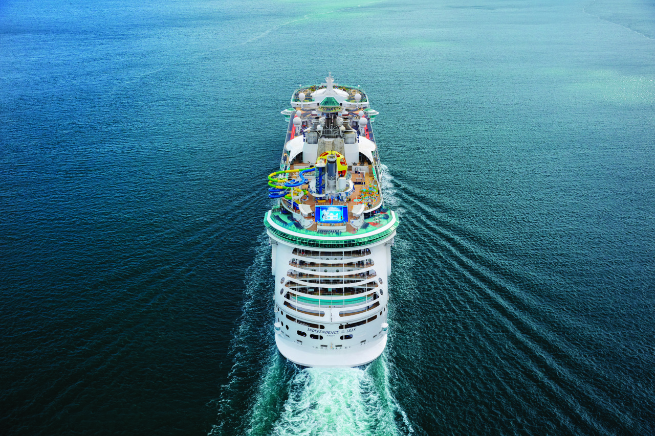 Круїзний лайнер Independence of the Seas - RCI_ID_June2018_Portugal_Heli_JordanDani_Sunset_Ship_02_0196_RET_CMYK