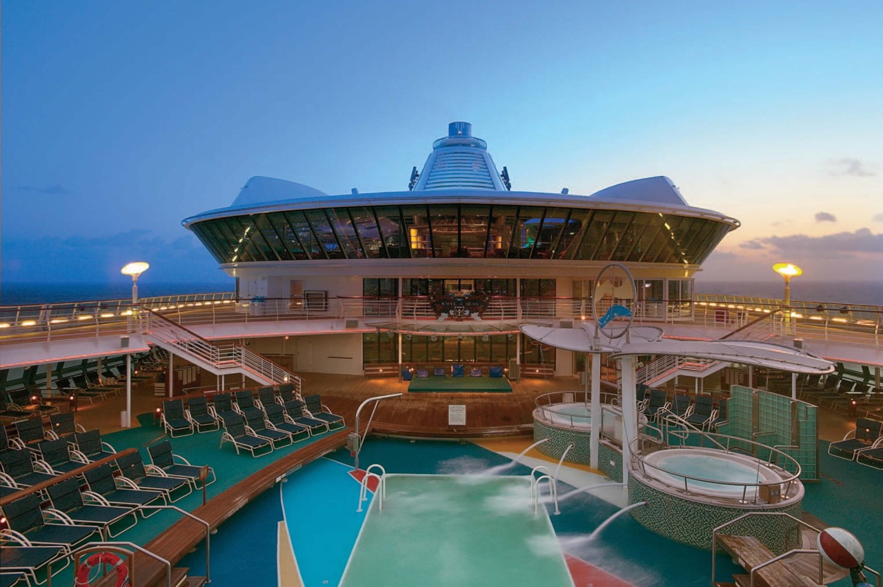 Круїзний лайнер Jewel of the Seas - Бассейн (Onboard Pool)