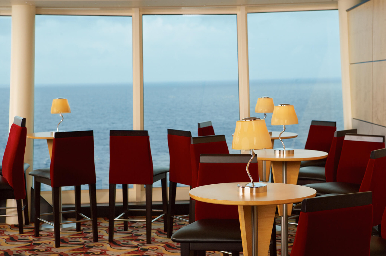 Круїзний лайнер Liberty of the Seas - Гостиная, бар (Viking Crowne Lounge)