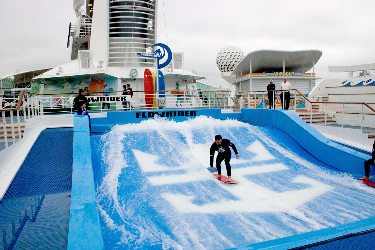 Круїзний лайнер Liberty of the Seas - Водные горки (Flowrider)