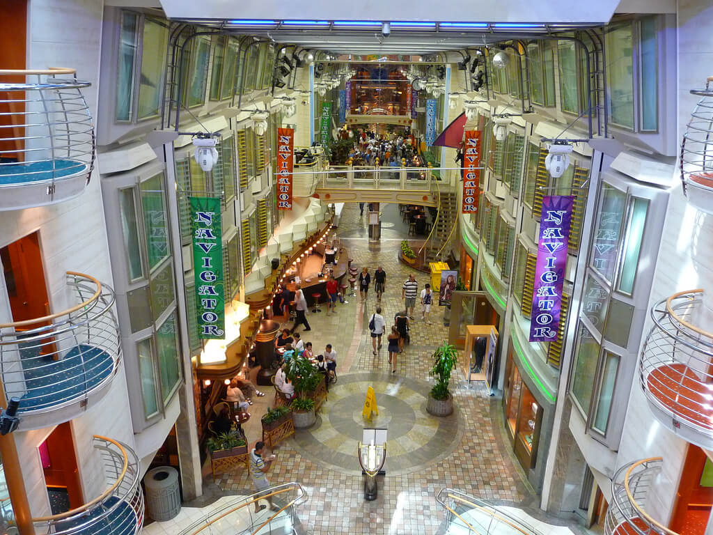 Круизный лайнер Navigator of the Seas - Променад (Promenade)