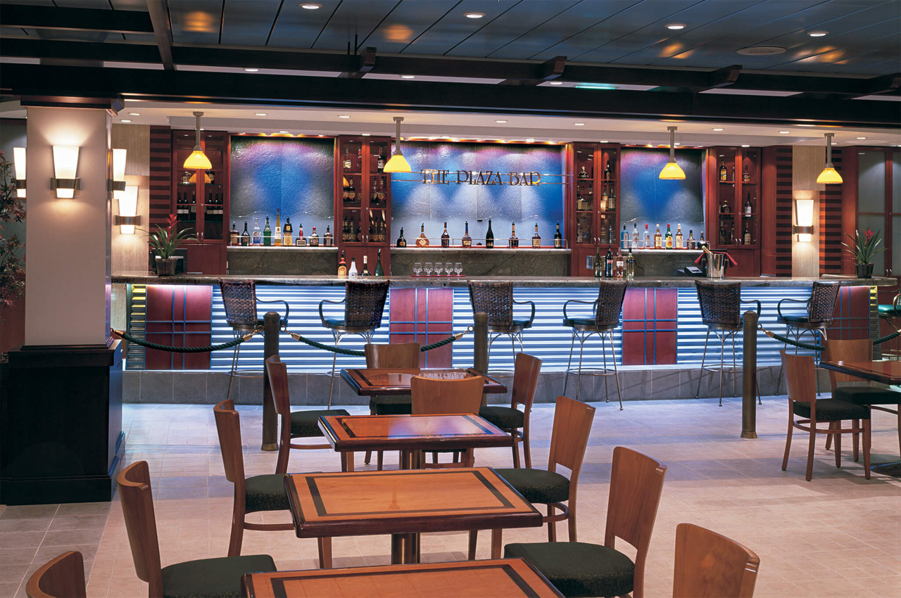 Круизный лайнер Navigator of the Seas - Бар Plaza (Plaza Bar)