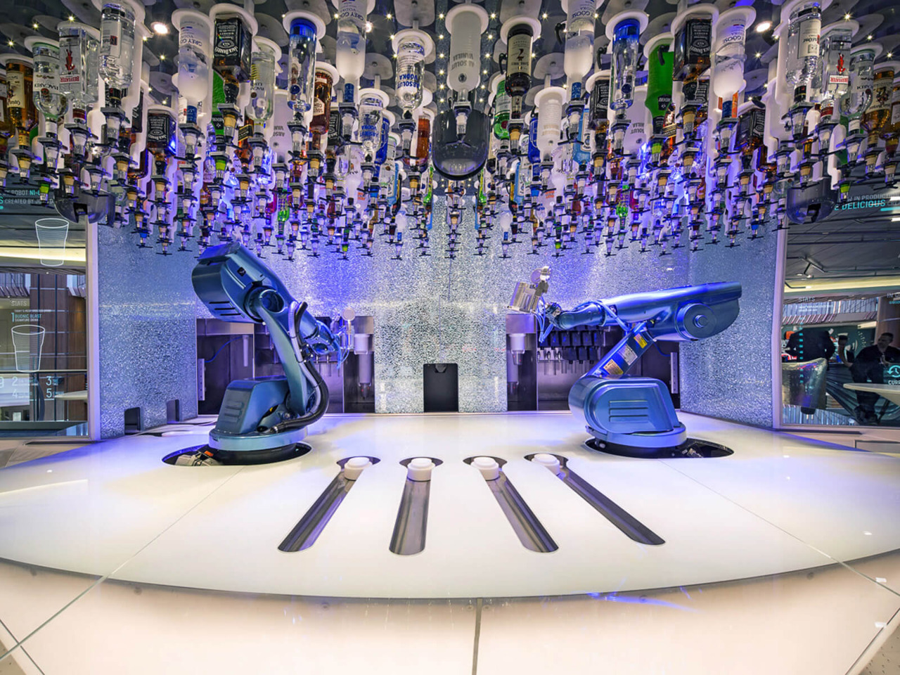 Круїзний лайнер Ovation of the Seas - Бар с роботами Bionic Bar