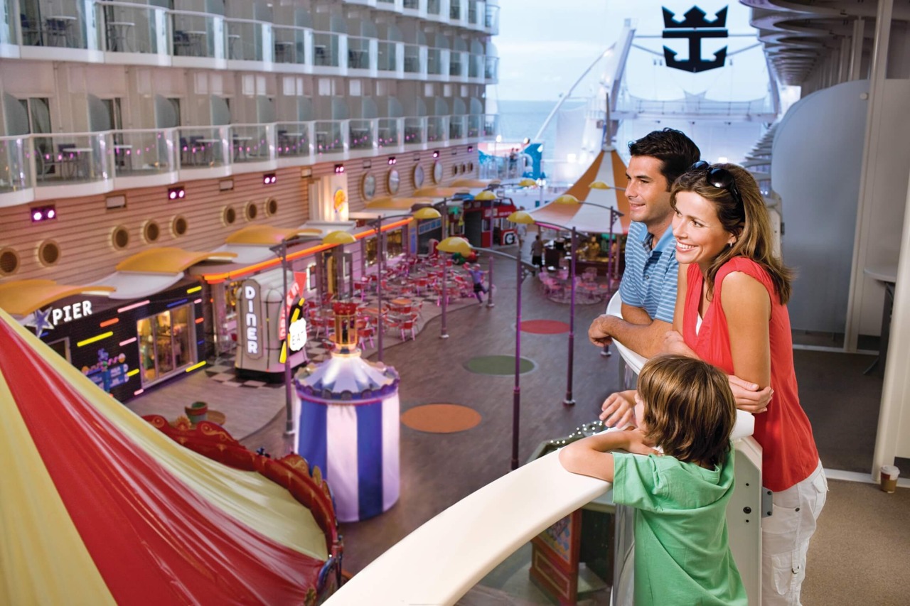 Круїзний лайнер Allure of the Seas - Прогулочная палуба (Boardwalk)