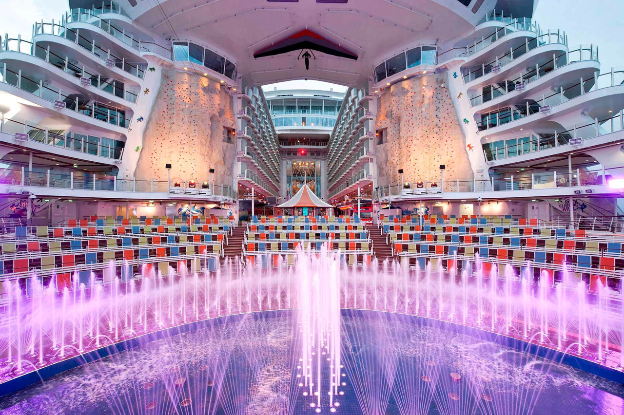 Круїзний лайнер Allure of the Seas - Акватеатр (Aquatheater)