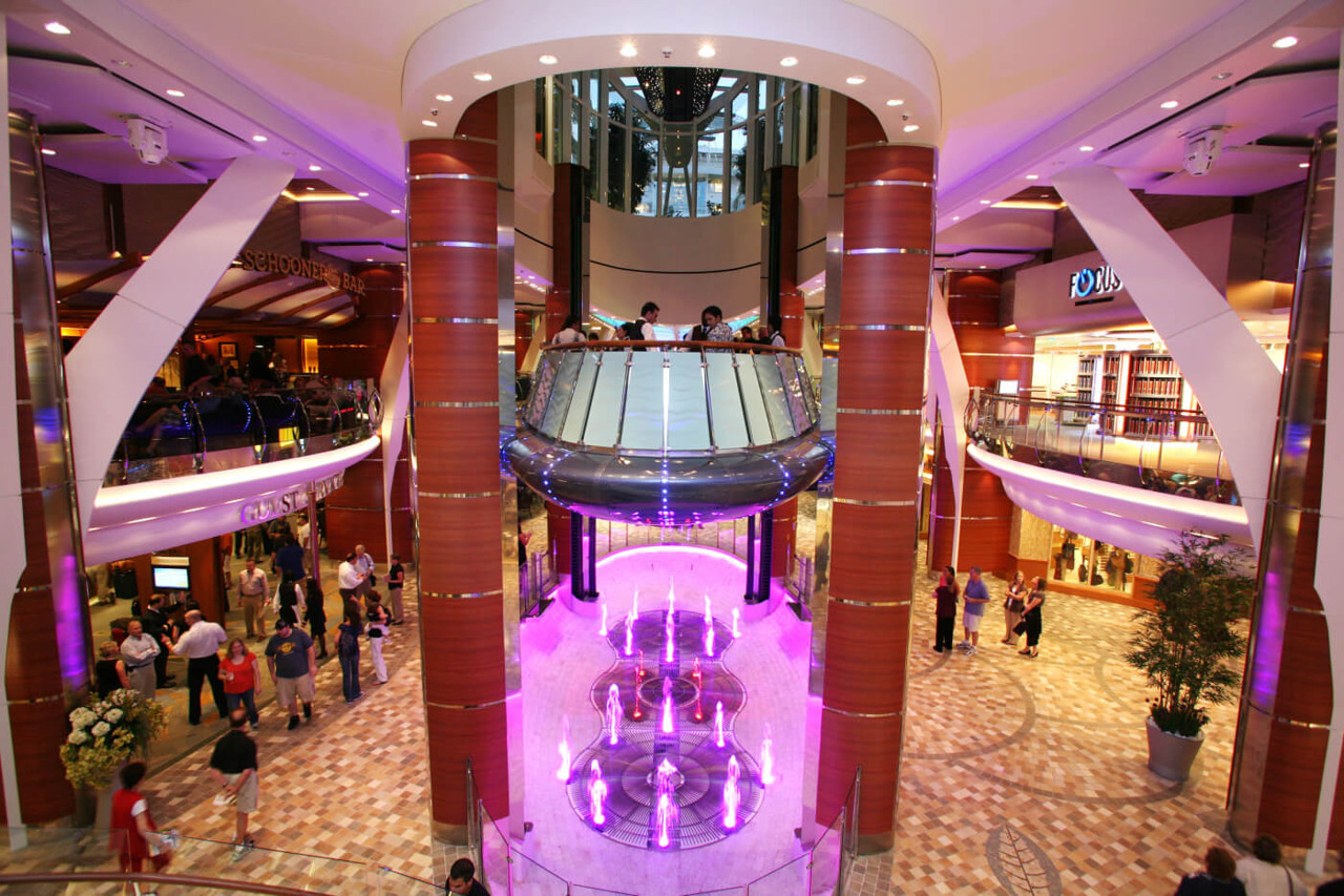 Круїзний лайнер Allure of the Seas - Бар (Rising Tide Bar)