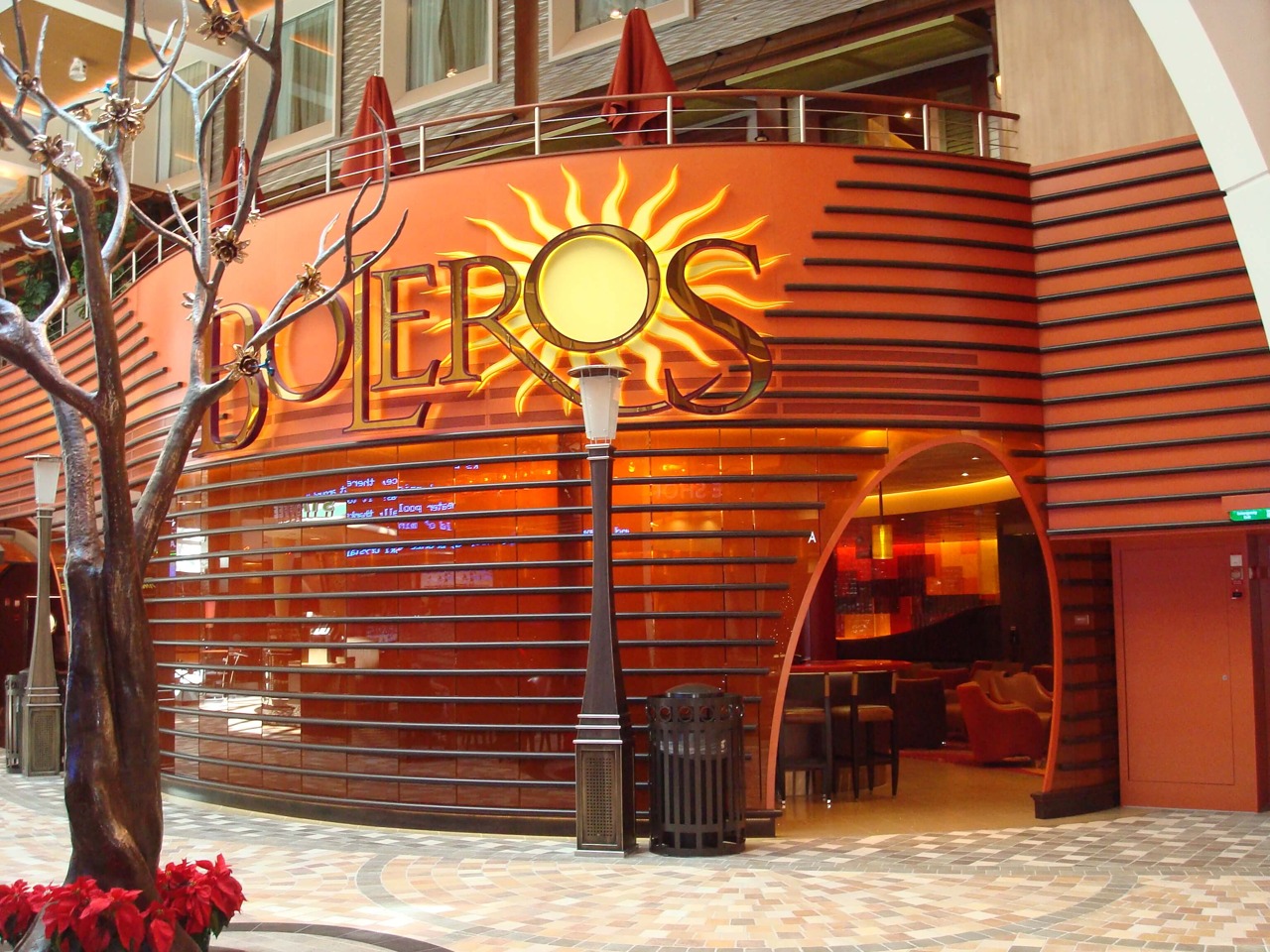 Круїзний лайнер Allure of the Seas - Гостиная Болеро (Boleros)