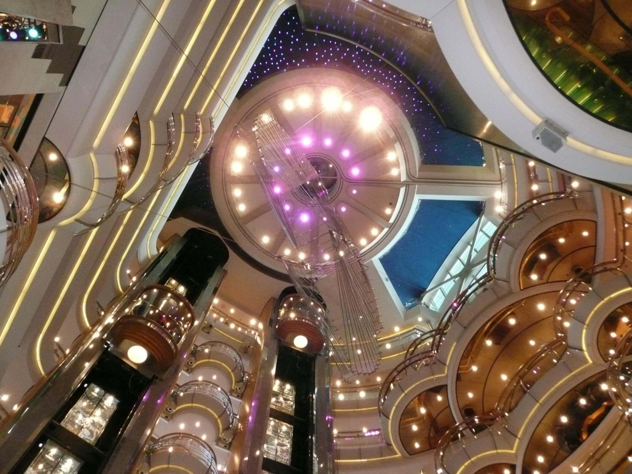 Круїзний лайнер Radiance of the Seas - Атриум (Centrum)