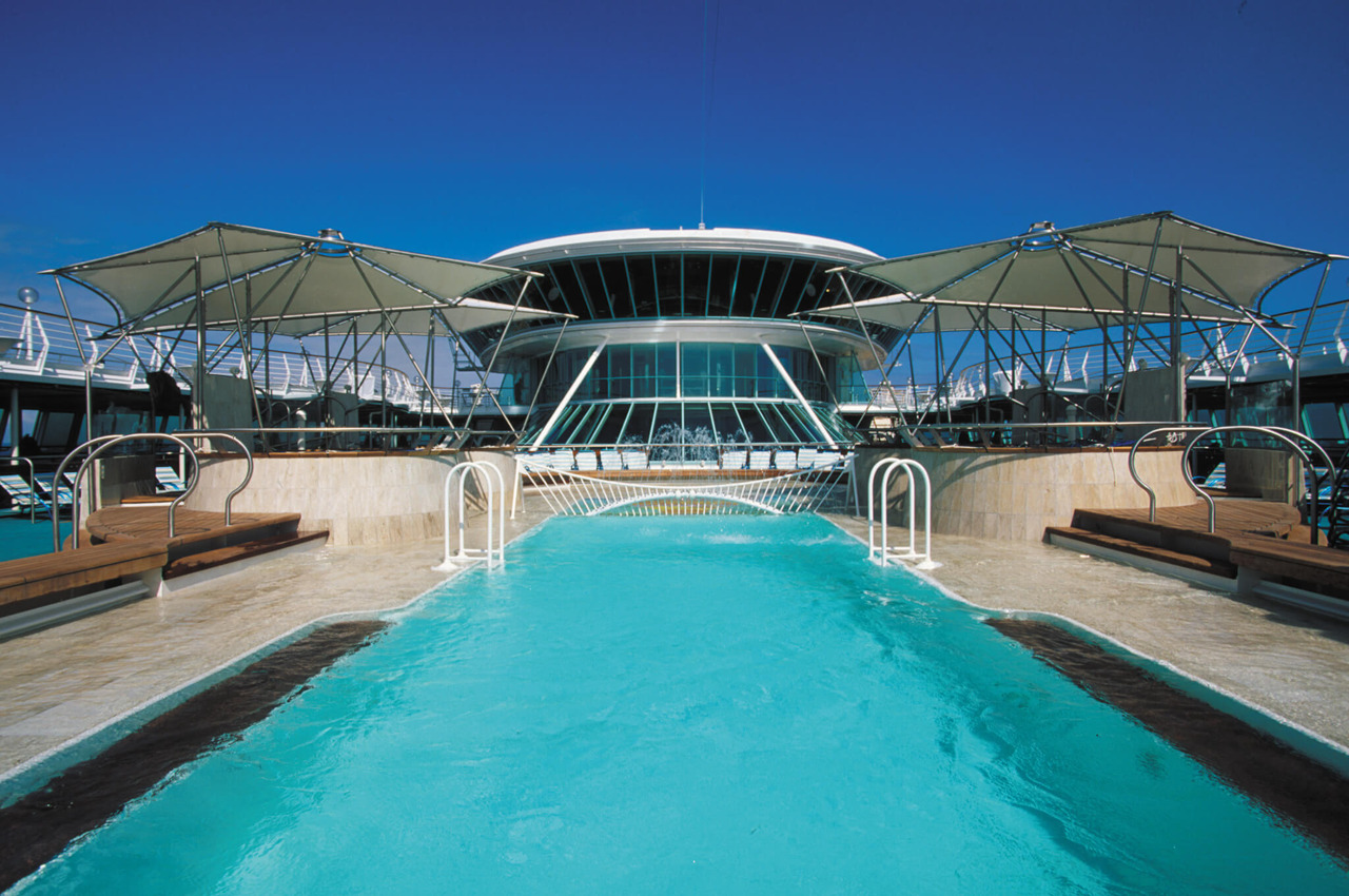 Круїзний лайнер Rhapsody of the Seas - Соляриум, бассейн (Solarium)