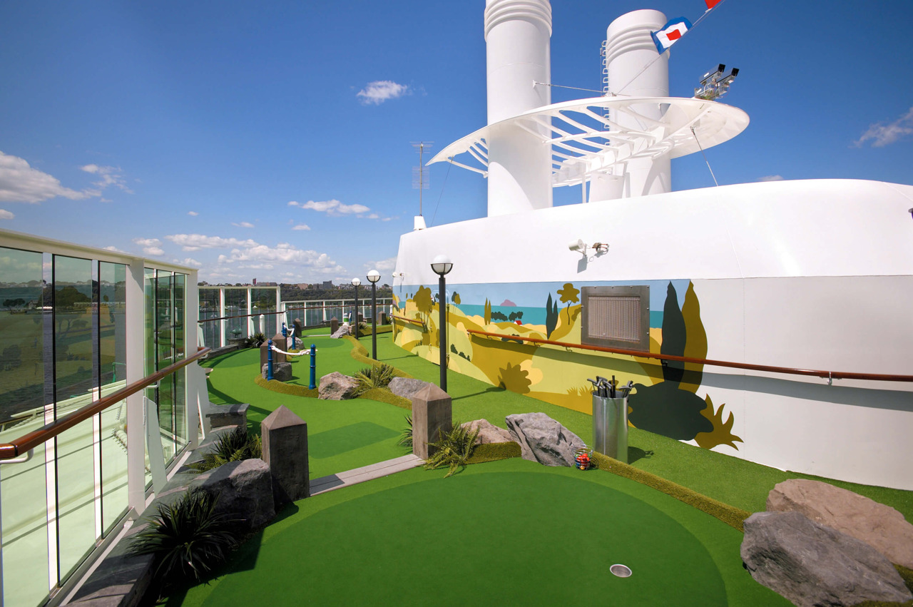 Круїзний лайнер Serenade of the Seas - Мини Гольф (Mini Golf)