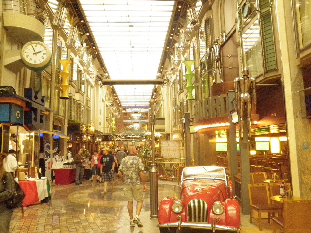 Круїзний лайнер Voyager of the Seas - Королевский Променад (Promenade)