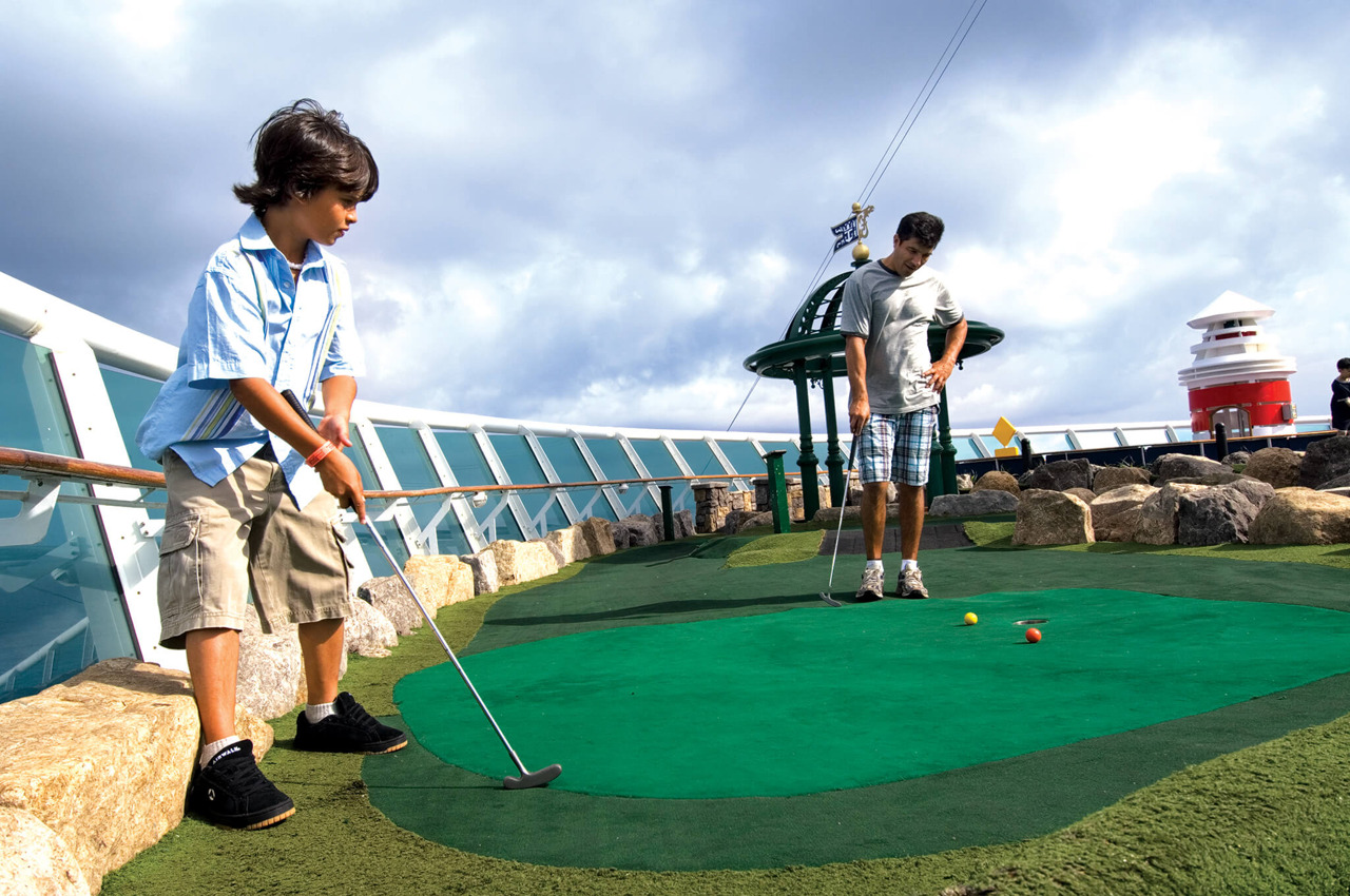 Круїзний лайнер Voyager of the Seas - Мини Гольф (Mini Golf)