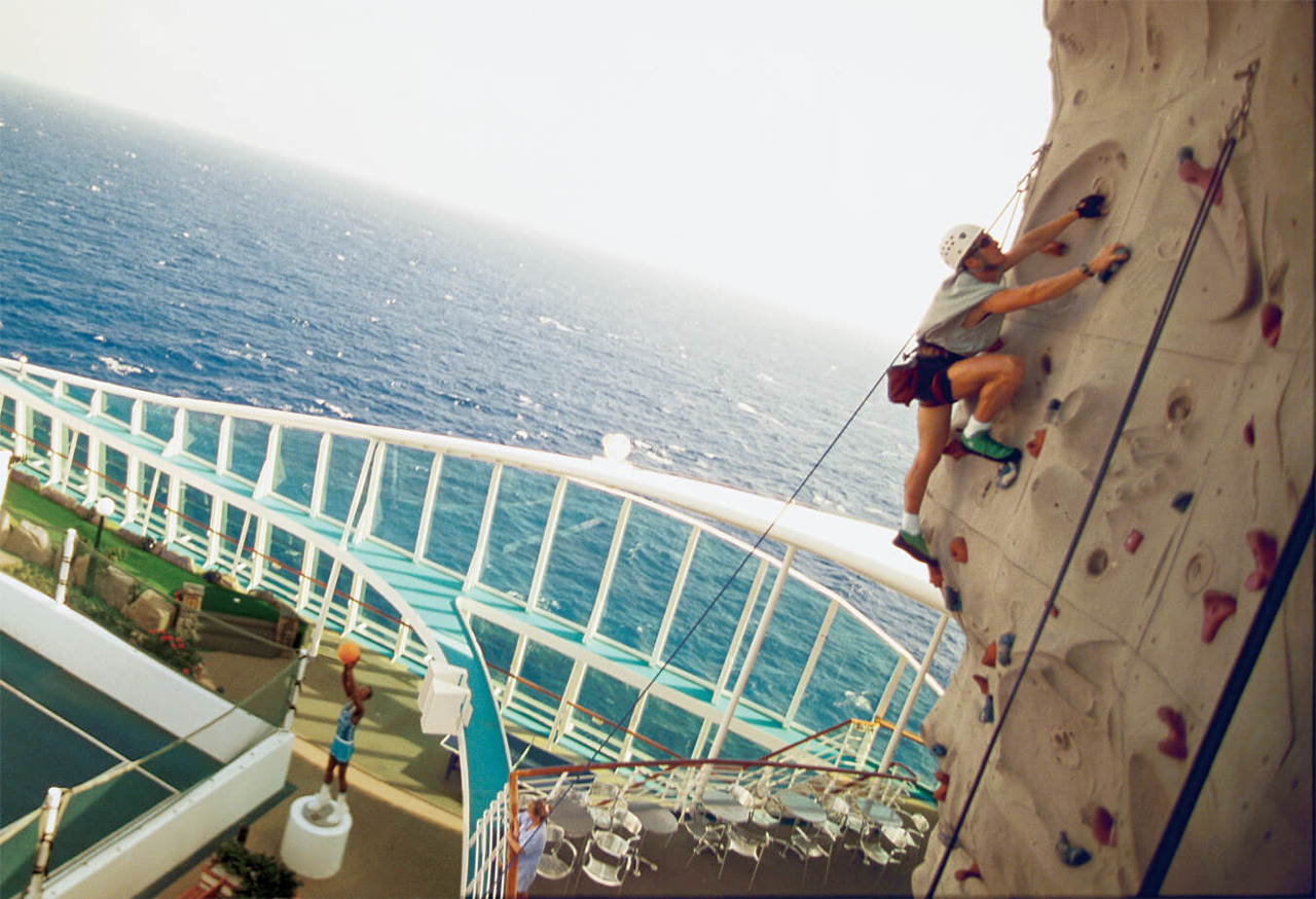 Круїзний лайнер Voyager of the Seas - Скалодром (Rock Wall)