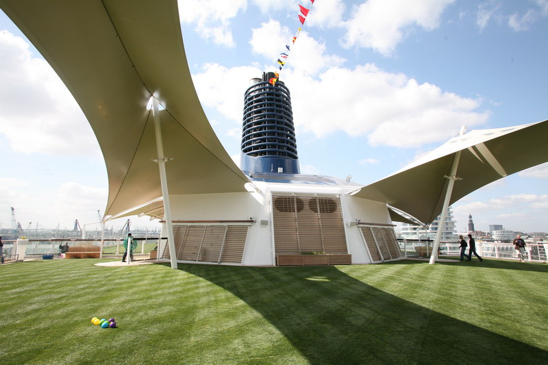 Круїзний лайнер Celebrity Eclipse - Лужайка на палубе (The real grass top deck)
