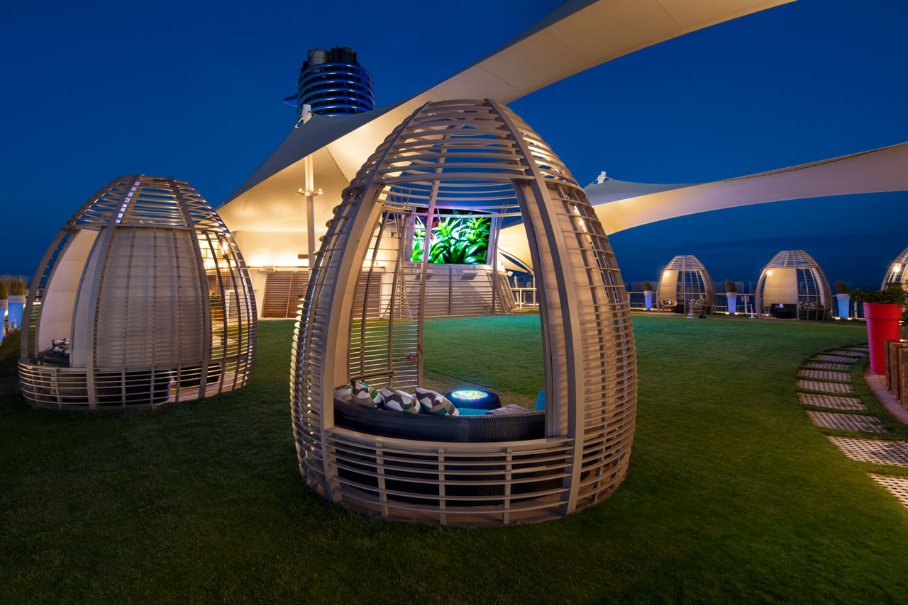Круїзний лайнер Celebrity Equinox - EQ19-TheLawnClubNightR