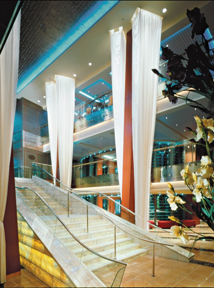 Круїзний лайнер Celebrity Infinity - Атриум (Foyer Stairs)