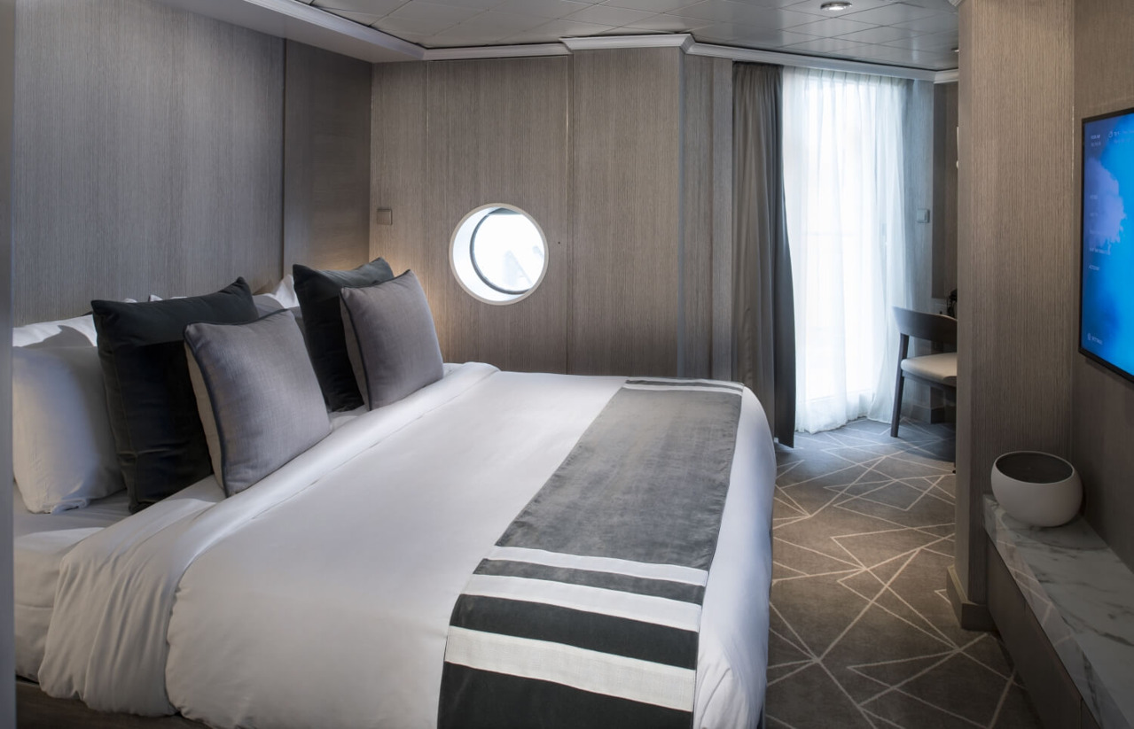 Круїзний лайнер Celebrity Millennium - ML19-RoyalSuite-BedroomR