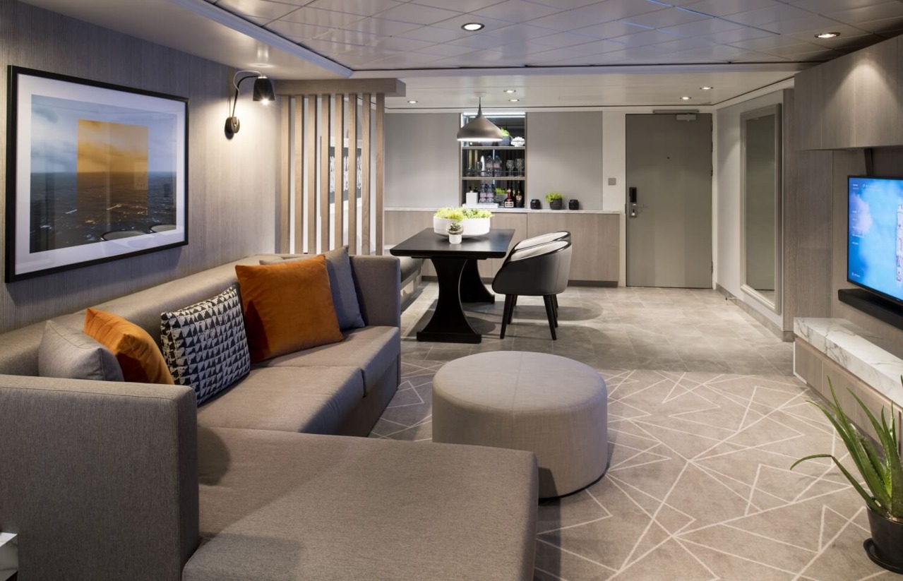 Круїзний лайнер Celebrity Millennium - ML19-RoyalSuite-LivingroomR
