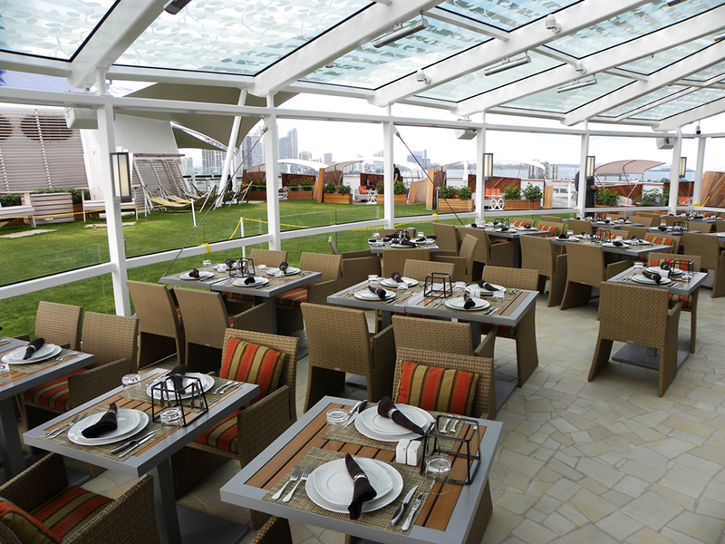 Круїзний лайнер Celebrity Reflection - Гриль-бар Lawn Club Grill