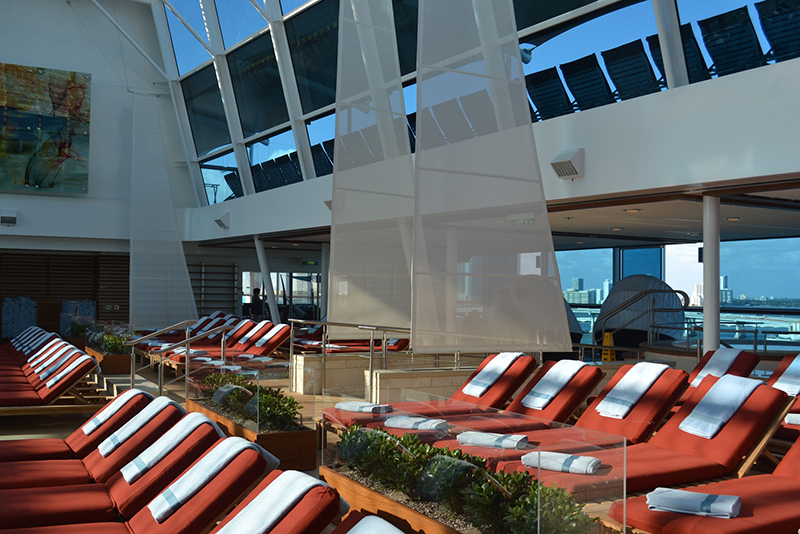 Круїзний лайнер Celebrity Reflection - Зона отдыха у бассейна