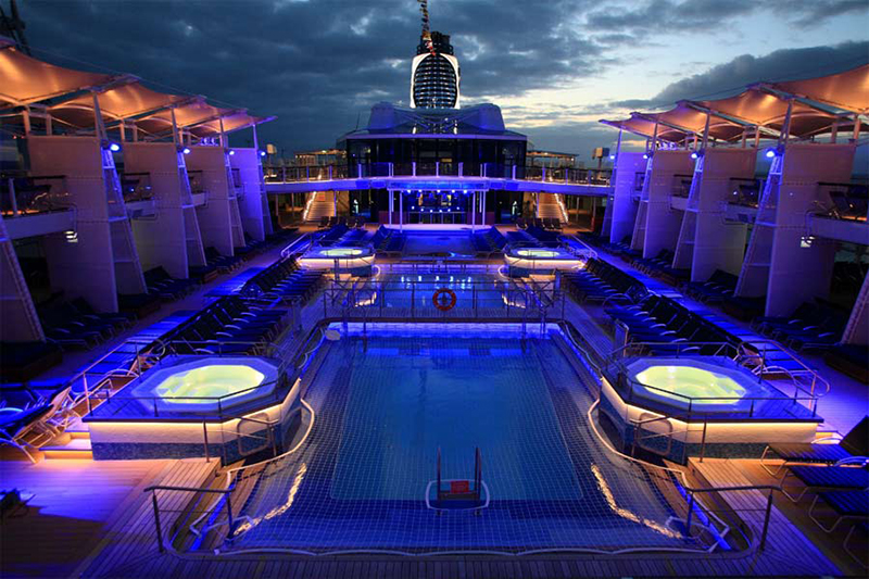 Круїзний лайнер Celebrity Reflection - Бассейн под открытым небом