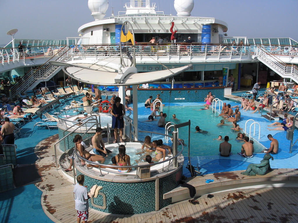 Круїзний лайнер Brilliance of the Seas - Бассейн (Pool)