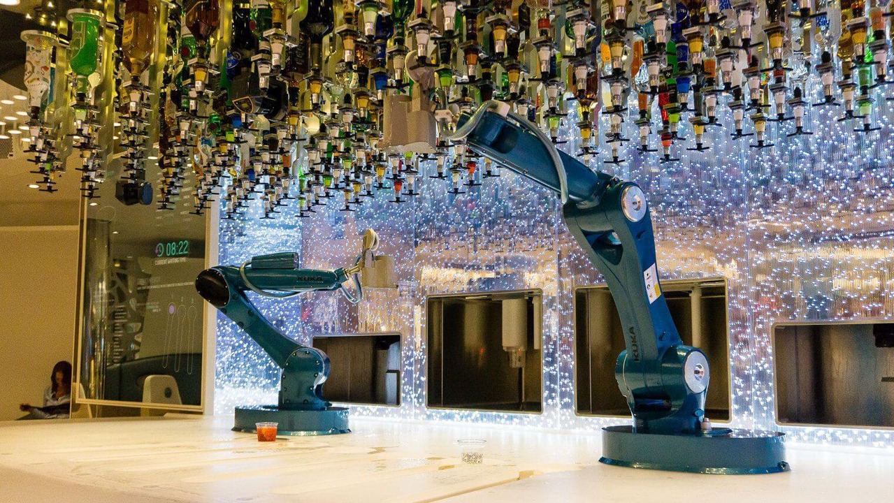 Круїзний лайнер Symphony of the Seas - Bionic Bar