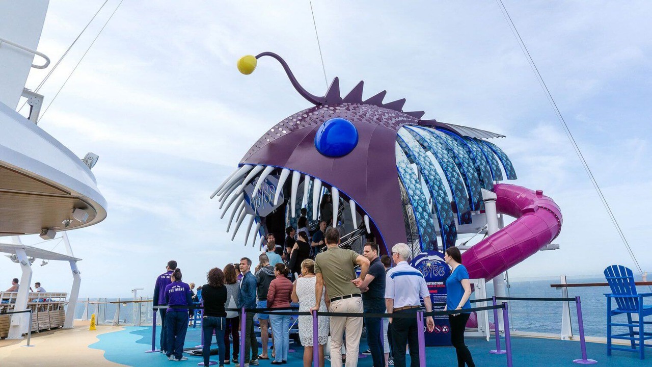 Круїзний лайнер Symphony of the Seas - Водная горка Abyss