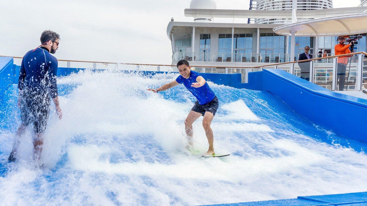 Круїзний лайнер Symphony of the Seas - Симулятор сёрфинга FlowRider