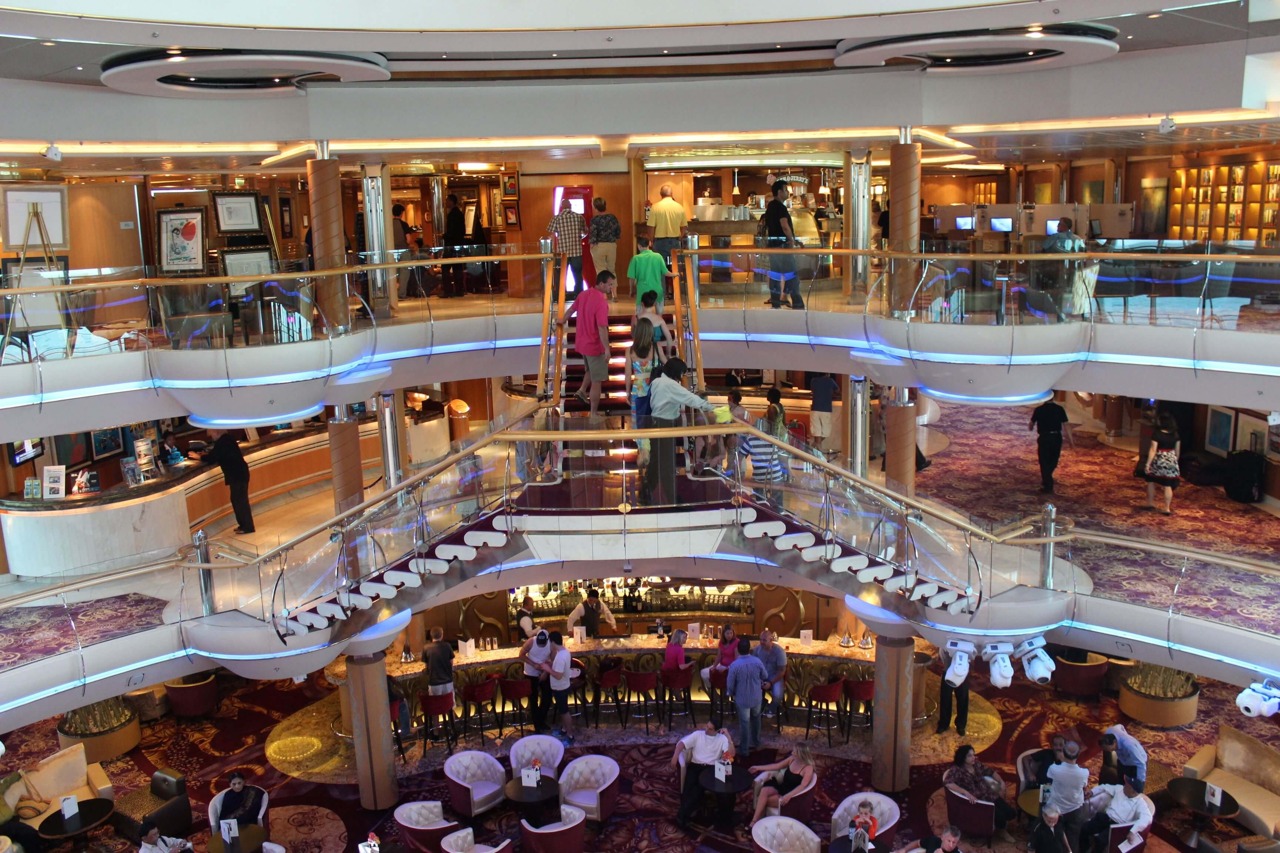 Круизный лайнер Enchantment of the Seas - Атриум (Centrum)