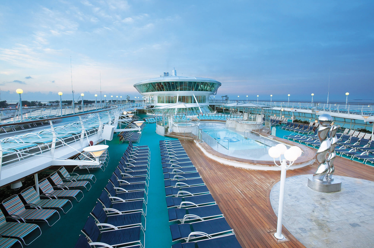 Круизный лайнер Enchantment of the Seas - Соляриум, бассейн (Solarium)