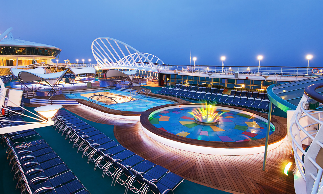 Круизный лайнер Enchantment of the Seas - Бассейн, вечерний вид (Pool night)