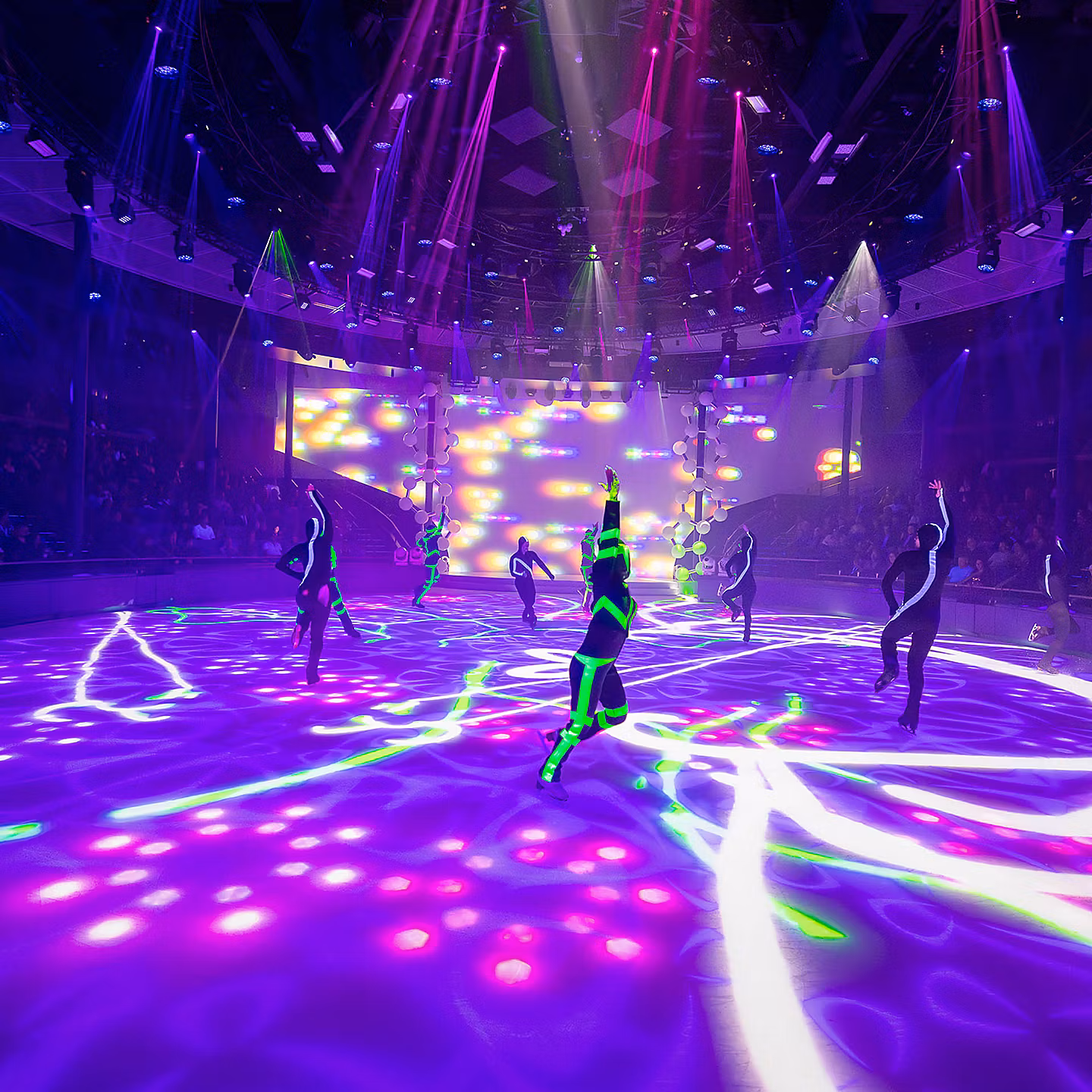 Круїзний лайнер Legend of the Seas - icon-of-the-seas-absolute-zero-ice-performance-skating-entertainment