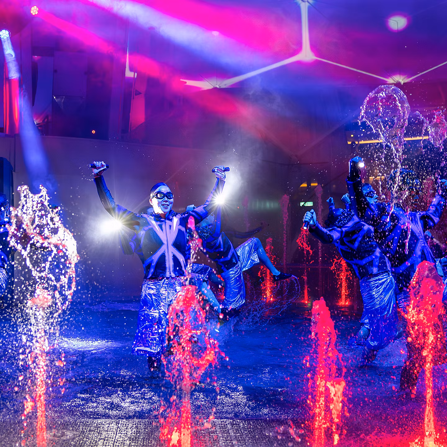 Круїзний лайнер Legend of the Seas - icon-of-the-seas-aqua-action-aquadome-show-performers-splashing