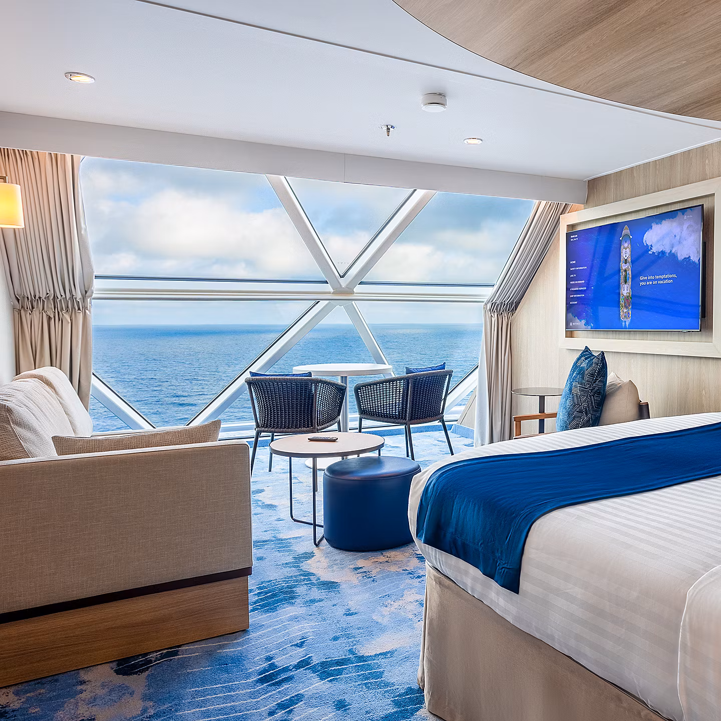 Круїзний лайнер Legend of the Seas - ocean-view-panoramic-suite-no-balcony-1440x1440px
