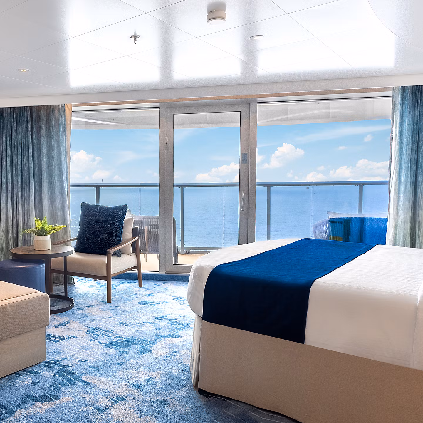 Круїзний лайнер Legend of the Seas - sunset-corner-suite-1440x1440px