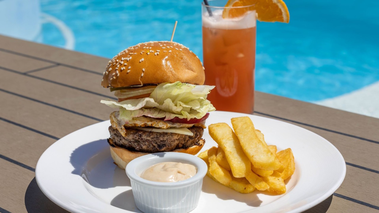 Круїзний лайнер Azamara Onward - Patio_menu_CREDIT_TimFaircloth