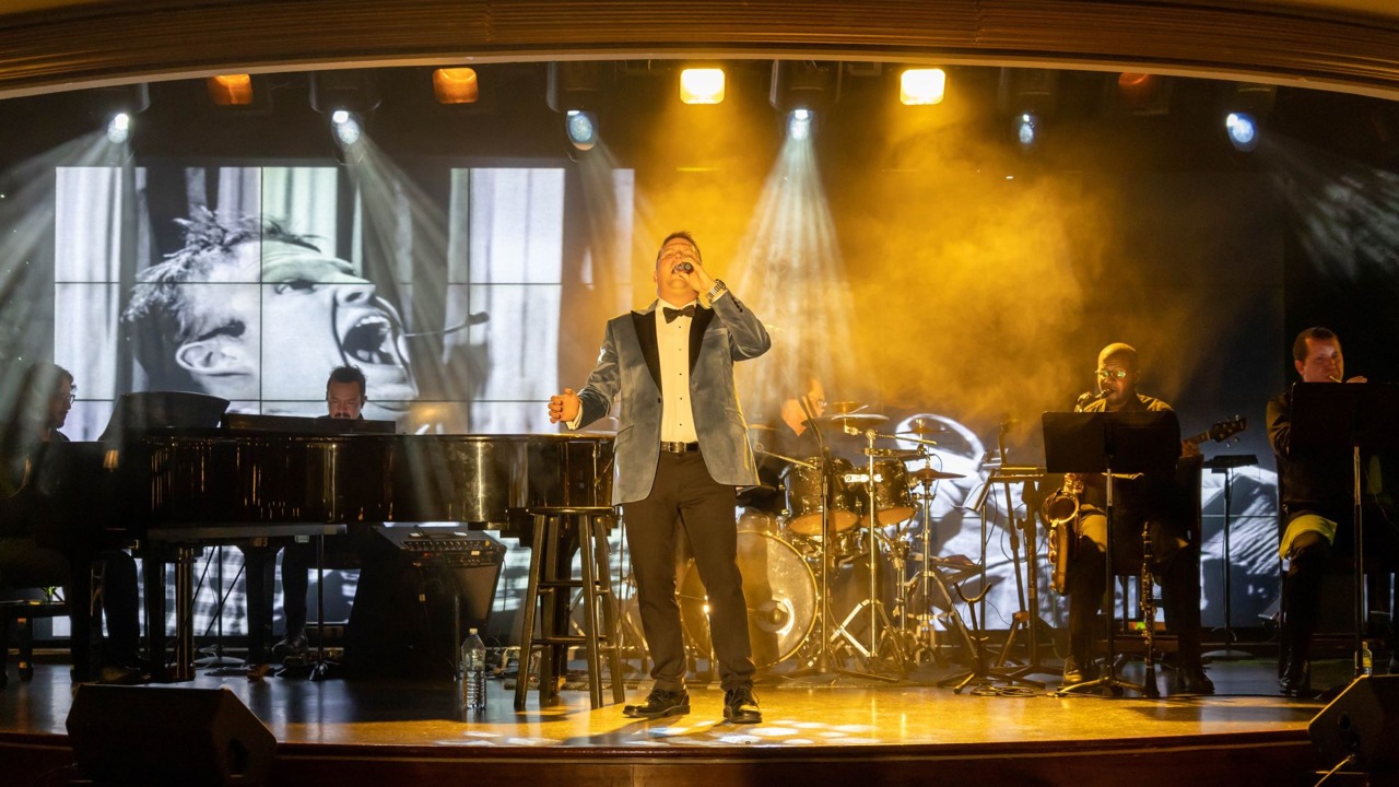 Круїзний лайнер Azamara Onward - Cabaret_lounge