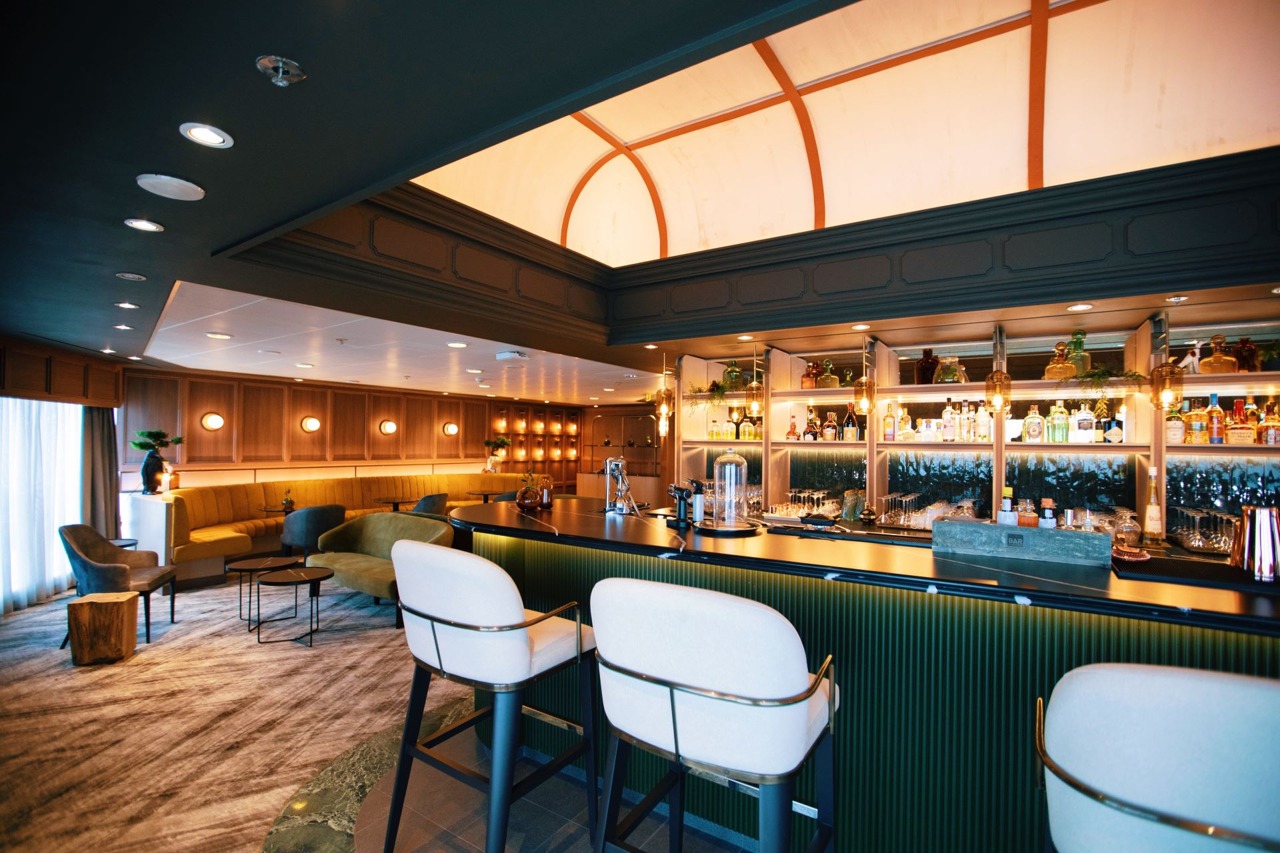 Круїзний лайнер Azamara Onward - Onward_AtlasBar