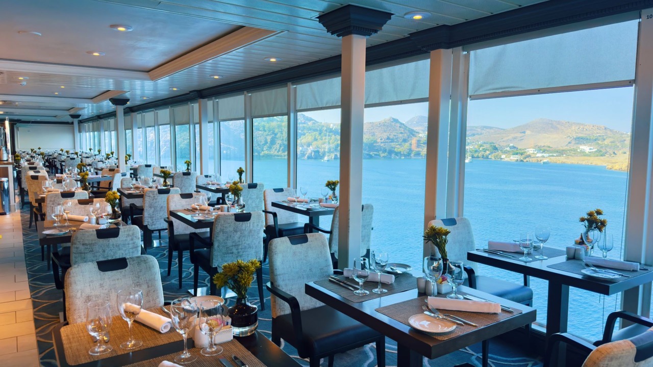 Круїзний лайнер Azamara Onward - Onboard_Dining_Windows