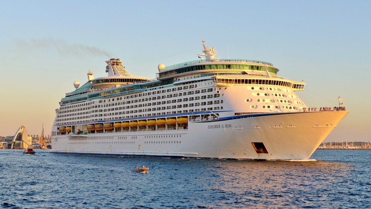 Круїзний лайнер Explorer of the Seas - Внешний вид лайнера (Exterior)