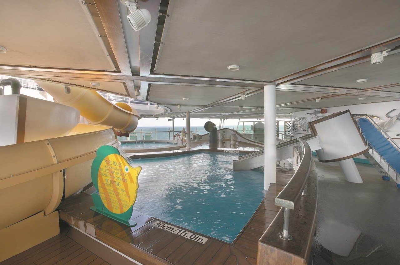 Круїзний лайнер Explorer of the Seas - Водные горки, бассейн (Waterslides)