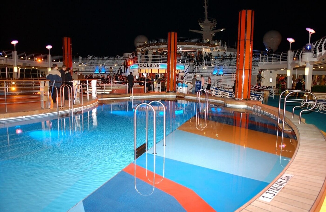 Круїзний лайнер Freedom of the Seas - Бассейн вечером (Night Pool)
