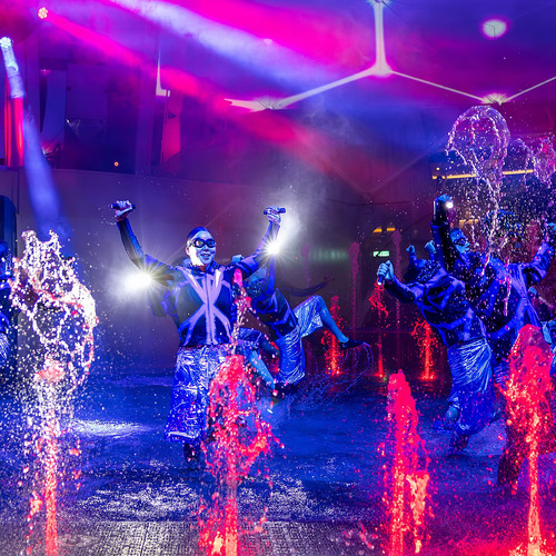 icon-of-the-seas-aqua-action-aquadome-show-performers-splashing